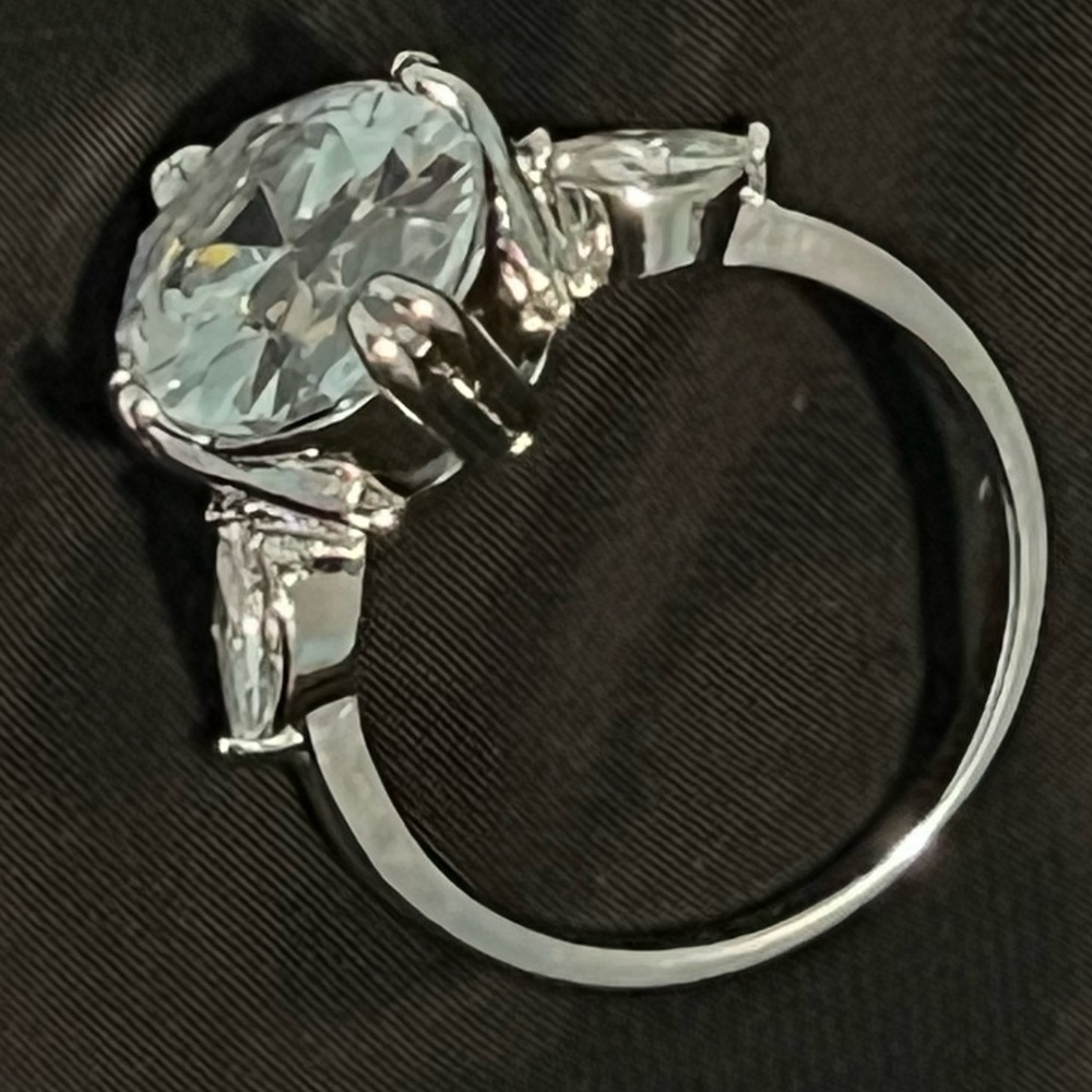 Elegant Silver Ring with Clear Gemstone
